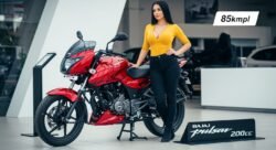 Bajaj ने चौंकाया: Pulsar 200cc + 85kmpl, बुकिंग शुरू — कीमत ₹49,000 से।